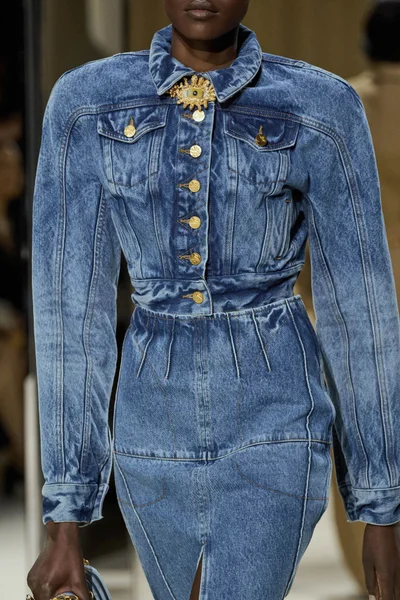 Look 15